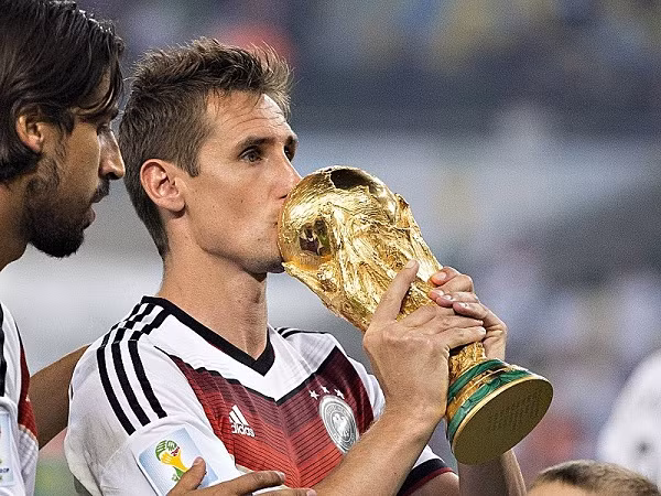Klose thi đấu theo phong cách thực dụng của người Đức. Anh không có kỹ thuật điêu luyện nhưng sự cần cù trong di chuyển, chọn vị trí thích hợp đã giúp anh trở thành một cây săn bàn khét tiếng.