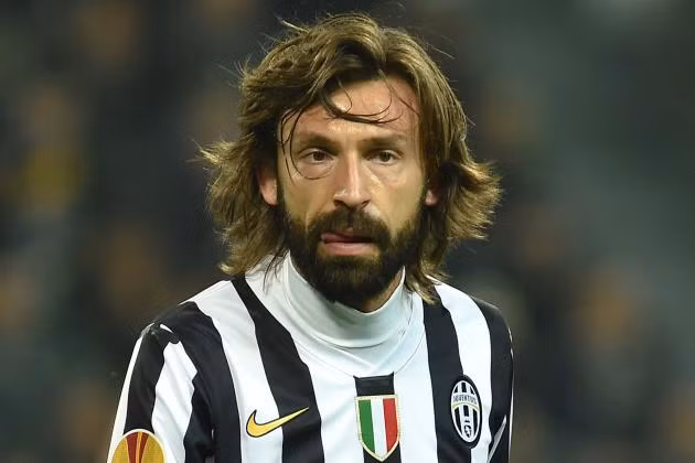 Andrea Pirlo thực sự đã nổi danh từ rất trẻ khi anh có 10 năm thi đấu tỏa sáng trong màu áo sọc đỏ đen của AC Milan. Năm 2011, khi đã ở độ tuổi ngoài 30, AC Milan phụ tình Pirlo và tống anh khỏi đội bóng.