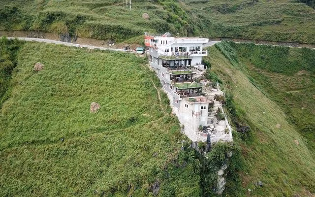 Nhiều ngày qua, cư dân mạng kêu gọi tẩy chay khách sạn 7 tầng Mã Pì Lèng Panorama nằm giữa con đèo. Công trình này được ví von như những cái "răng sâu" bê tông lổn nhổn dọc bờ dốc hùng vĩ, phá hoại khung cảnh thiên nhiên.
