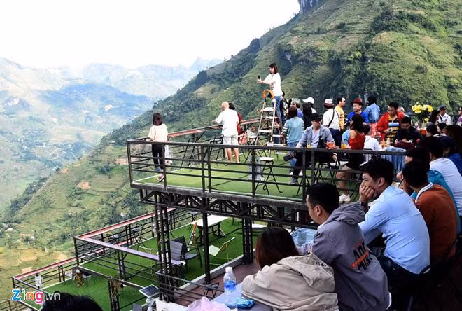 Mặc dù được CĐM kêu gọi tẩy chay nhưng khách sạn trên đèo Mã Pì Lèng vẫn thu hút đông đảo khách dừng chân. Thậm chí, nơi đây đã "cháy phòng" tới giữa tháng 10. Ảnh: Zing.vn
