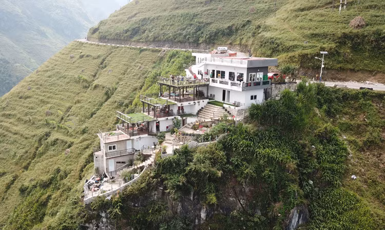 Mã Pì Lèng Panorama được cho là xây dựng trên đất nông nghiệp, chưa chuyển đổi mục đích sử dụng đất, chưa có giấy phép xây dựng và gây ảnh hưởng đến cảnh quan của danh thắng tại Hà Giang.