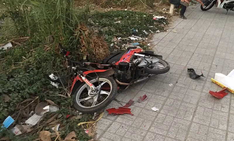Đâm cột điện, người đàn ông đi xe máy tử vong tại chỗ sau tai nạn Dam cot dien, nguoi dan ong di xe may tu vong tai cho sau tai nan
