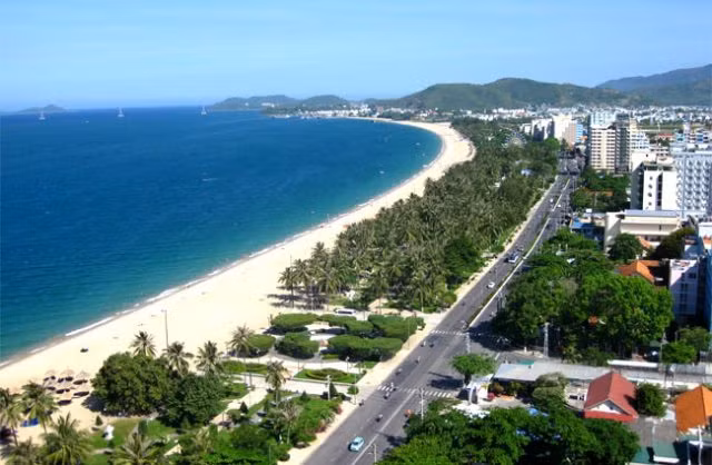 Bãi biển Mỹ Khê, thành phố Đà Nẵng là 1 trong 6 bãi biển được tạp chí Forbes bình chọn là bãi biển quyến rũ nhất hành tinh. Biển sở hữu bãi cát dài trắng mịn này là một điểm đến không thể bỏ lỡ mỗi khi tới thành phố xinh đẹp này.