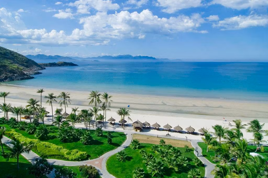 Bãi biển Non Nước nằm ở phường Hòa Hải, Quận Ngũ Hành Sơn. Bãi Biển Non Nước nổi tiếng với vẻ đẹp nguyên sơ, nước biển trong xanh với bãi cát trắng mịn kéo dài 5 km.