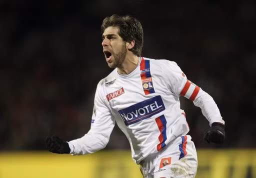 “Vua đá phạt”, Juninho Pernambucano quyết định treo giày ở tuổi 39. Bắt đầu thi đấu chuyên nghiệp từ năm 1993, Juninho được người ta nhớ đến với tài năng đá phạt siêu hạng và 8 năm đầy ắp danh hiệu cùng Lyon. Những năm cuối sự nghiệp, Juninho chơi bóng ở Qatar, Bắc Mỹ trước khi trở về Brazil và giải nghệ tại đây.