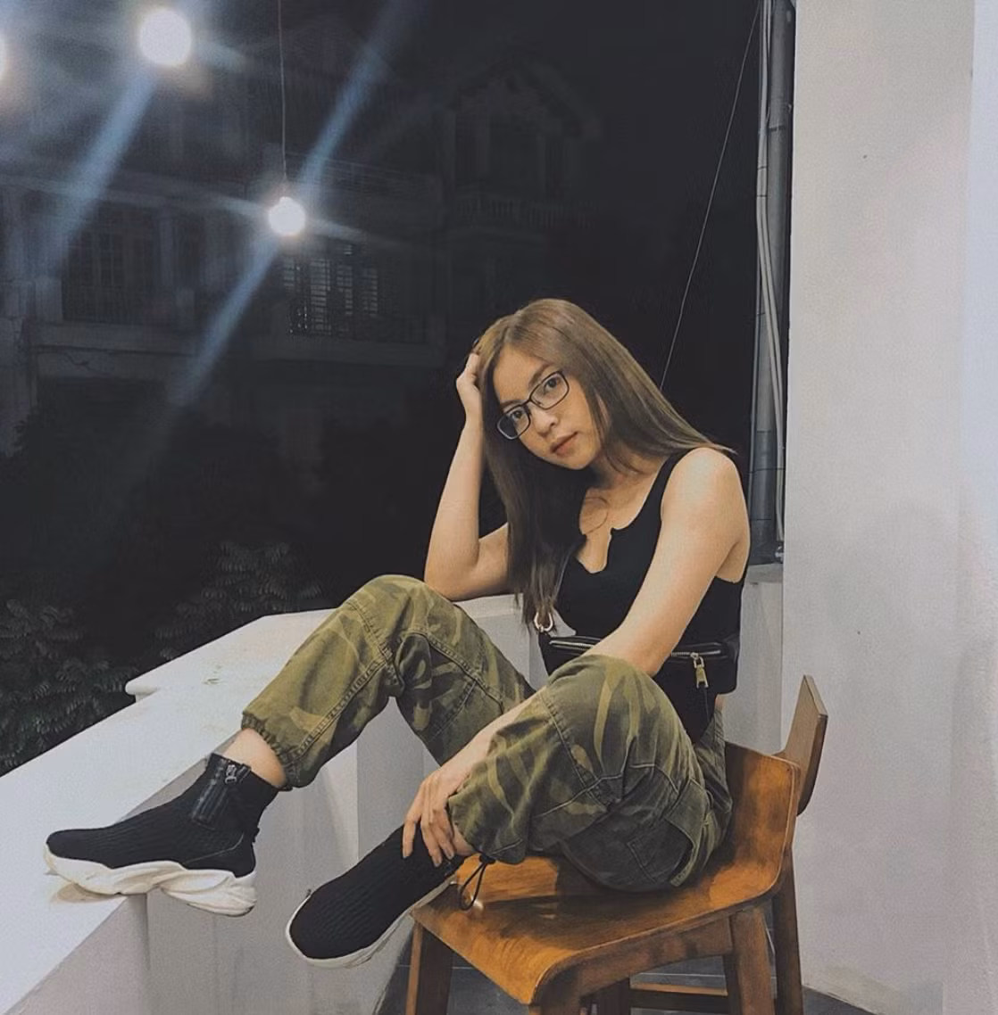 Tuy nhiên, lối sống và phong cách ăn mặc của Nhật Lê ngày càng thay đổi. Nếu như theo dõi cô nàng từ đầu có thể thấy, hot girl Quảng Nam khá "tắc kè hoa" khi diện trang phục từ bánh bèo đến cá tính.