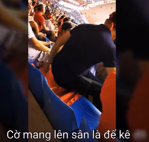 .Việc lấy lá cờ của Tổ quốc lót ghế rồi ngồi xuống không chút ngần ngại khiến thanh niên này nhận không ít lời chỉ trích.