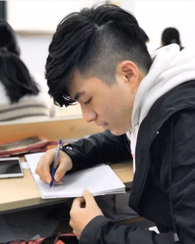 Chia sẻ lý do thi vào ĐH Y dược, Minh Tân cho hay cậu muốn trở thành một bác sĩ răng hàm mặt giỏi, giống như anh trai. Hơn nữa đây là ngôi trường có môi trường học tập rất tốt, đòi hỏi sinh viên phải tự tìm tòi, học hỏi.