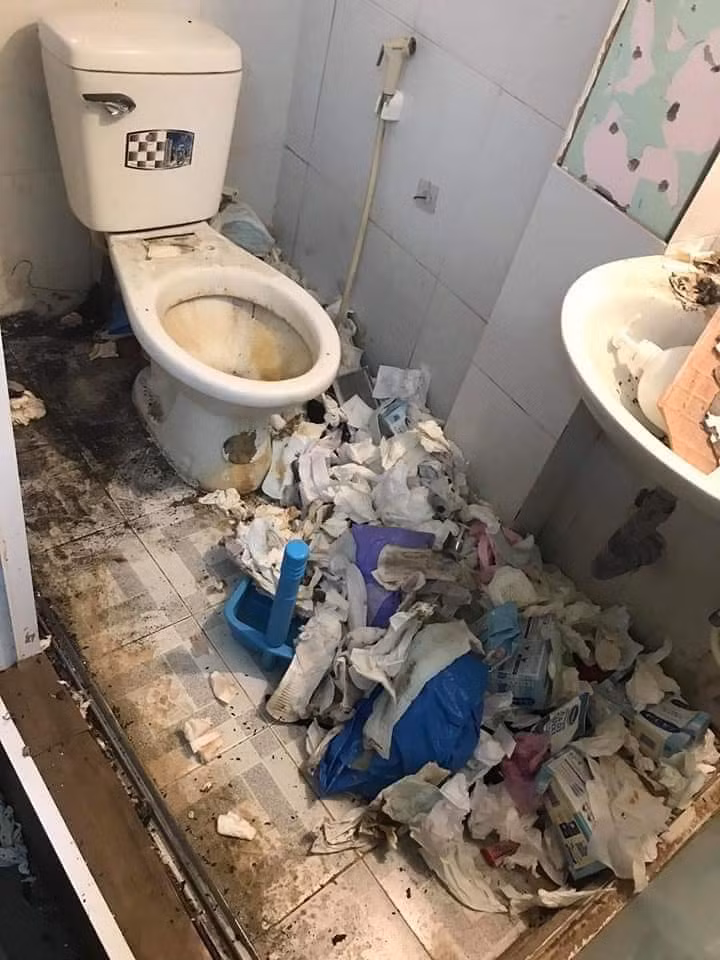 Theo đó, sau khi theo dõi 2 tháng không thấy số điện nhảy, chủ nhà trọ bất ngờ hơn vì bị khách thuê chặn hết thông tin liên lạc. Tìm đến phòng, gọi không thấy ai trả lời nên người này phải phá khóa vào kiểm tra.