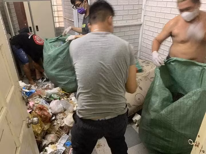Vừa mở cửa, chủ nhà sốc nặng khi căn phòng đầy rác thải. Đến nỗi cô không tin vào mắt mình rằng tại sao gái xinh, luôn được biết đến là sạch sẽ, gọn gàng lại có thể ăn ở trong môi trường như vậy.