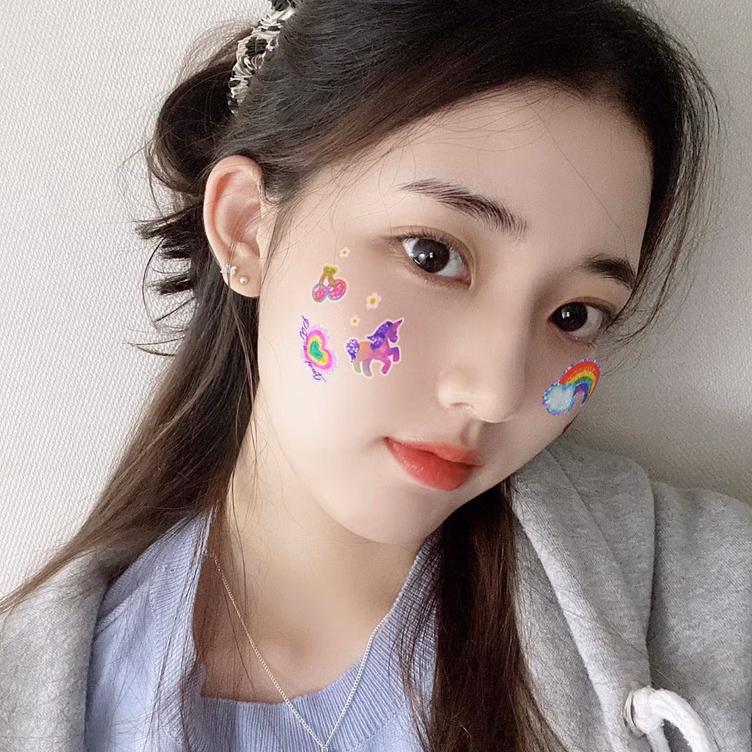 Nhiều bài đăng trên cổng điện tử Naver của Hàn Quốc khẳng định đôi mắt chính là điểm nổi bật nhất trên gương mặt Jung Da Bin. Diện mạo của cô cũng là kiểu ngoại hình rất được ưa chuộng ở Hàn Quốc. Người Hàn thích nét đẹp dịu dàng mang nhiều vẻ tự nhiên như Kim Tae Hee, YoonA hay Suzy,...