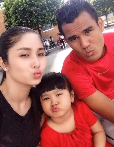 Mới đây, đôi vợ chồng cầu thủ - chân dài cũng tham gia cuộc thi Bước nhảy hoàn vũ nhưng không lọt vào sâu. 