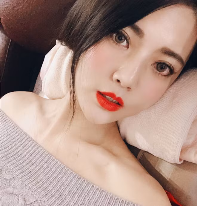 Mắt to, mũi cao, môi chúm chím tạo nên một khuôn mặt không có góc chết.