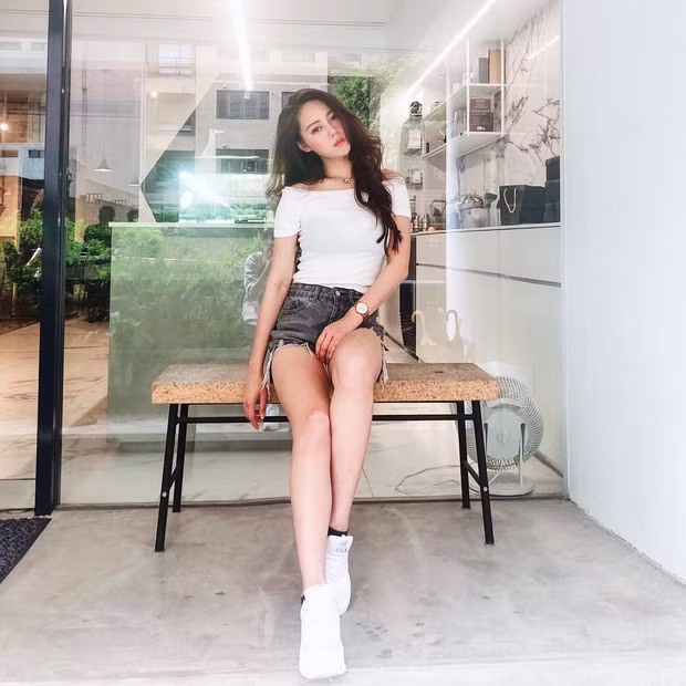 Vốn dĩ, Miao Miao đã là một hot girl có tiếng trên mạng xã hội với gần 50.000 lượt theo dõi. Cao 1m60 và sở hữu thân hình cực đẹp với 3 vòng chuẩn chỉ, cô nàng là một mẫu ảnh được yêu thích tại Đài Loan.