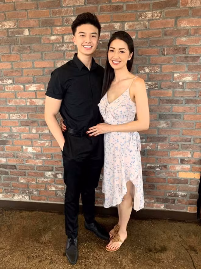 Từng khoe ảnh chụp chung với mẹ, hot boy Việt kiều Jonathan Nguyen (SN1996) khiến nhiều người trầm trồ bởi nhan sắc trẻ trung của mẹ anh.