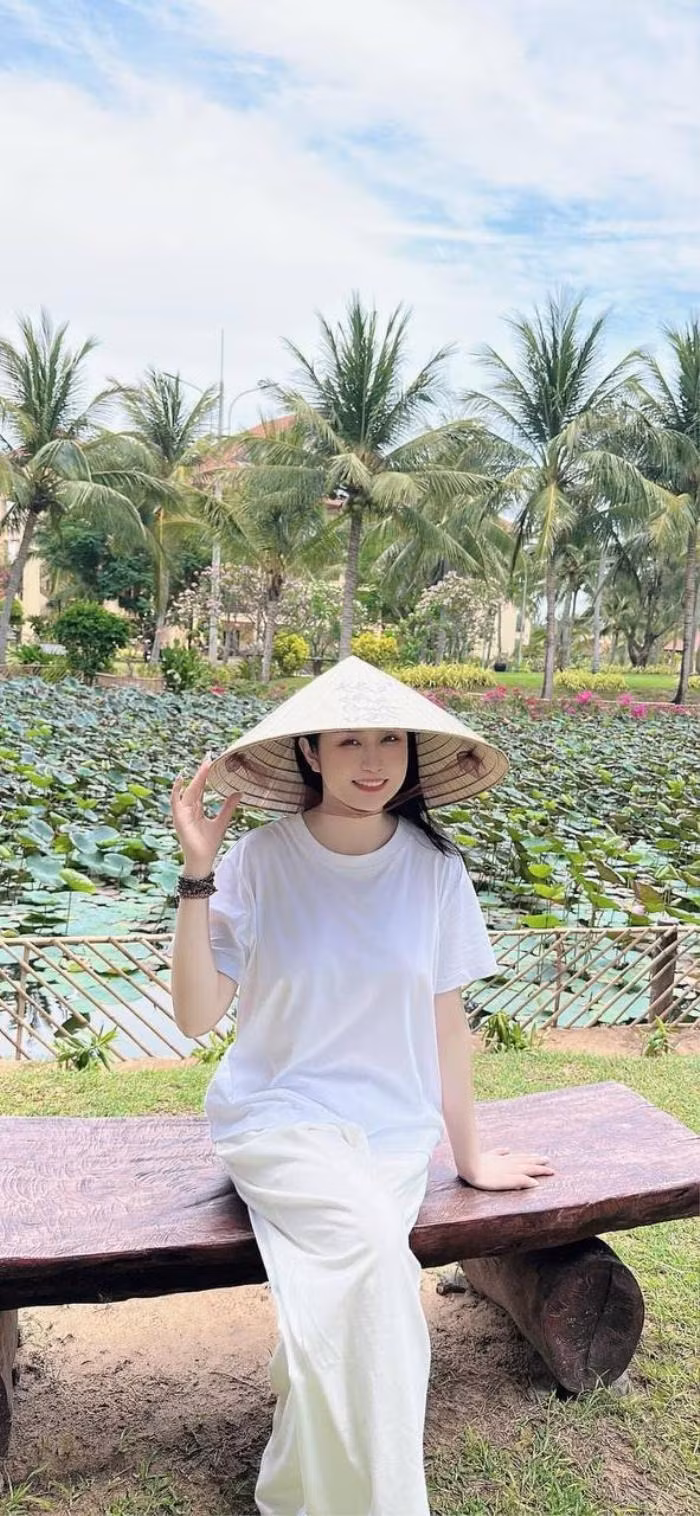 Mặc dù rất ít khi xuất hiện trước công chúng, thế nhưng mỗi lần “lên sóng”, Hương Baby luôn thu hút được sự chú ý của giới báo chí vì diện mạo của mình.