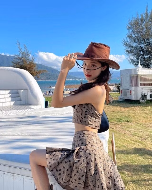 Hot girl sinh năm 1998 thường xuyên thử thách bản thân trong những phong cách ăn mặc khác nhau.