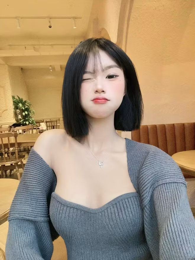 Mỹ Lệ sinh ra và lớn lên ở Sa Pa, bố mẹ làm nông và buôn bán nhỏ. Cô nàng từng trải qua cuộc sống khó khăn, thiếu thốn, cơ thể nhiều bệnh tật vì không được ăn uống đầy đủ. Khi chia sẻ bức ảnh đi chăn lợn vào năm 16 tuổi, Mỹ Lệ khiến dân mạng vô cùng bất ngờ bởi cơ thể gầy gò, gương mặt hốc hác.
