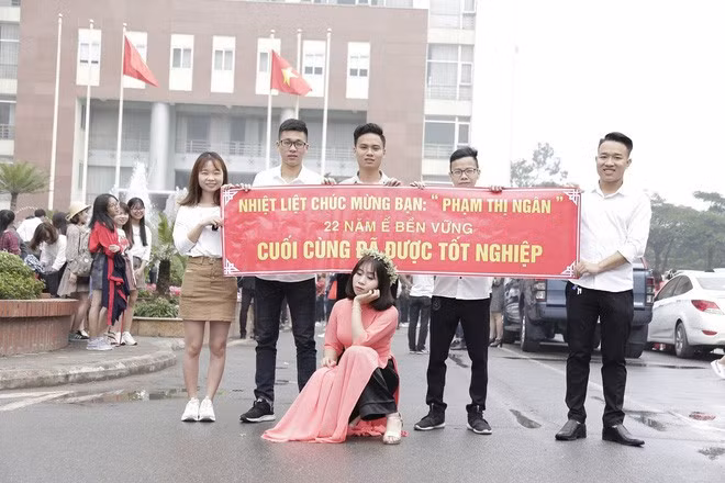 Ế bền vững đã buồn lắm rồi, mà hội bạn thân còn cứ khơi lại. Ảnh: Phạm Thị Ngân 