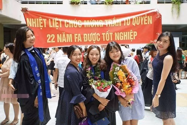 Hội bạn thân quả là có tâm khi chuẩn bị cả băng-rôn để chúc mừng gái ế bền vững - Ảnh: Tú Quyên