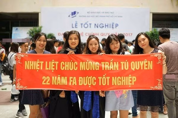 Cùng chung cảnh ngộ, nữ sinh Trần Tú Quyên từng khiến dân mạng xôn xao vì được bạn thân chúc mừng một cách thật đặc biệt vào ngày lễ tốt nghiệp. - Ảnh: Tú Quyên