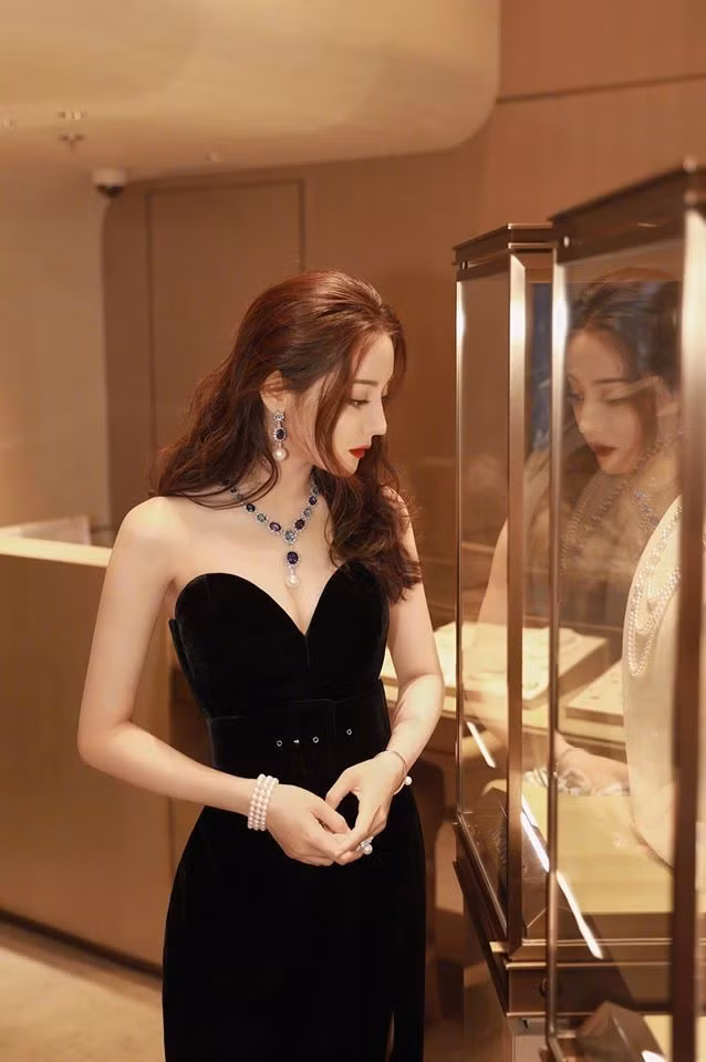 Xuất hiện tại sự kiện nhãn hàng, diễn viên Địch Lệ Nhiệt Ba gây bão từ những tấm ảnh chụp bằng camera thường đến loạt hình đã qua chỉnh sửa. Vẻ đẹp long lanh, thần thái xuất sắc cùng body hoàn hảo, cân đối của Nhiệt Ba đã làm netizen không ngớt lời khen ngợi, thậm chí đến cư dân mạng Việt còn “mê mệt” với nhan sắc của nàng “mỹ nữ Tân Cương”.