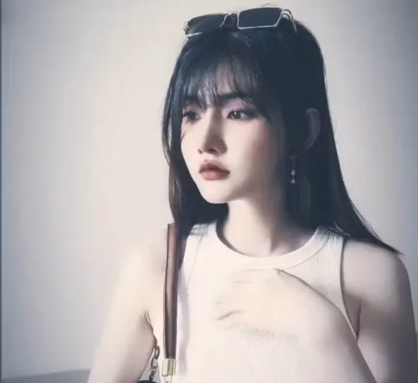 Nhan sắc của Huỳnh Nhi khiến rất nhiều người yêu thích. Nhiều fan đang mong ngóng đến ngày nữ tuyển thủ này được ra quân.
