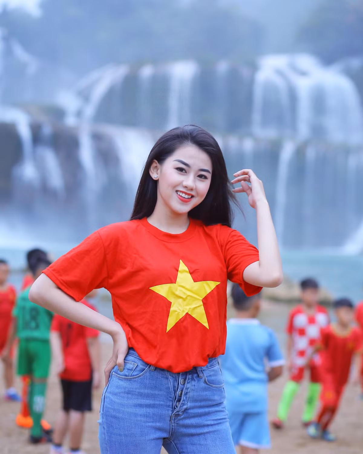 Ngọc Mai thường xuyên đến sân theo dõi đội tuyển Việt Nam thi đấu. Trước đó cô nàng cũng là cái tên được săn lùng sau khi lọt vào ống kính trong trận Việt Nam - Malaysia diễn ra vào tối ngày 10/10.