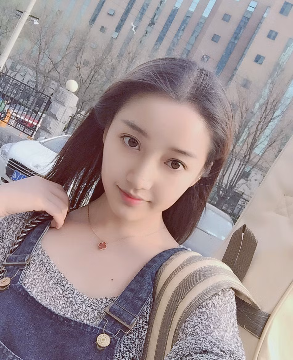 Lưu Nghiêu Hân, năm nay 18 tuổi, xinh đẹp, có tài diễn xuất.