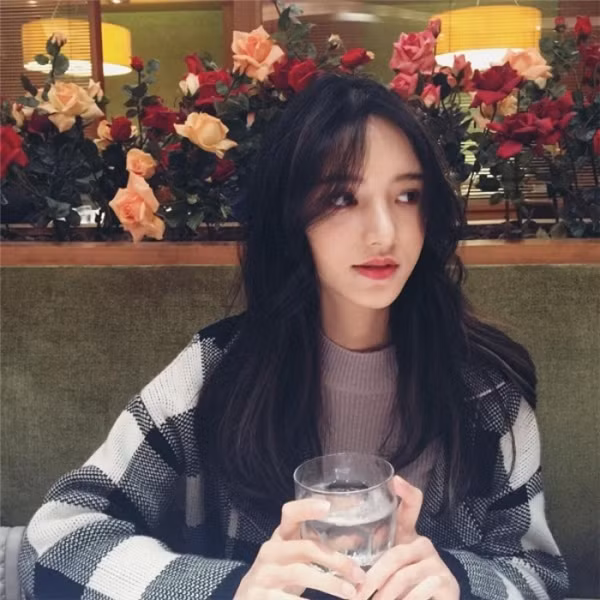 Vẻ đẹp của Vương Duy Lâm được so sánh ngang với thiên thần. Ở bất kỳ góc chụp nào, trông cô nàng cũng cực kỳ xuất sắc. Ngay cả trong những khoảnh khắc chụp lén, cựu hoa khôi đại học Vũ Hán cũng khiến người khác phải trầm trồ.