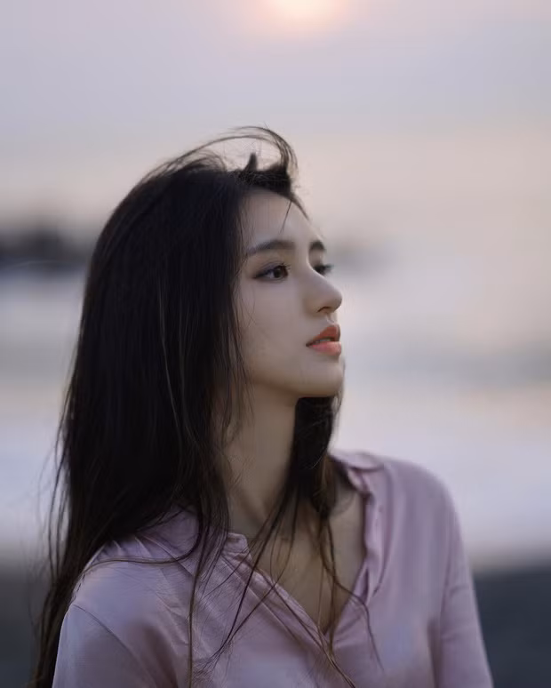Góc nghiêng xuất sắc của "nữ thần Vũ Hán" khiến ai nấy đều mê mẩn.