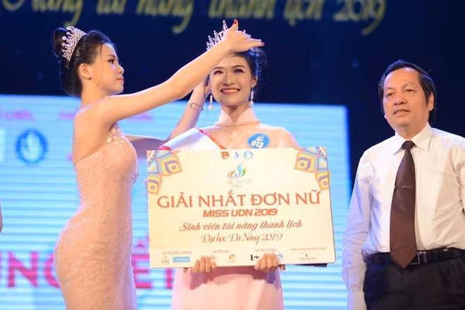 Nguyễn Hà Kiều Loan (SN 2000, Quảng Nam) có lẽ đã là cái tên quá quen thuộc đối với nhiều người. Cô nàng đăng quang ngôi vị Hoa khôi tại cuộc thi Sinh viên Tài năng Thanh lịch Đại học Đà Nẵng vào tháng 4/2019. Tiếp sau đó, cô trở thành Á hậu 1 của Miss World Vietnam, đại diện Việt Nam so tài tại Hoa hậu Hòa bình Thế giới 2019.