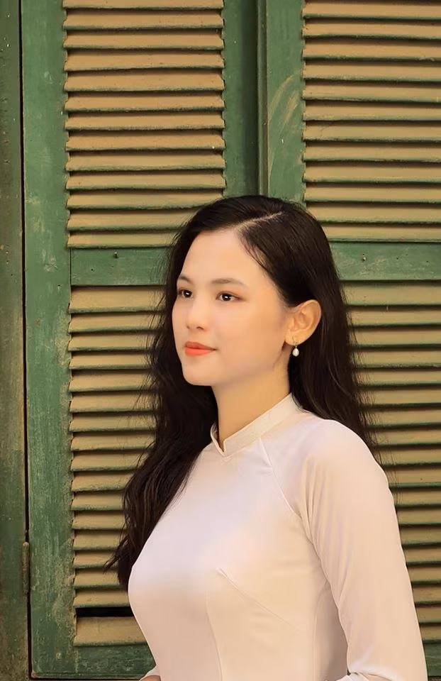 Tuyết Nhung sở hữu nét đẹp hài hoà, duyên dáng đúng chuẩn con gái Việt Nam. Bên cạnh đó, nụ cười tươi rói, luôn thường trực trên môi cũng là điểm cộng của cô nàng.