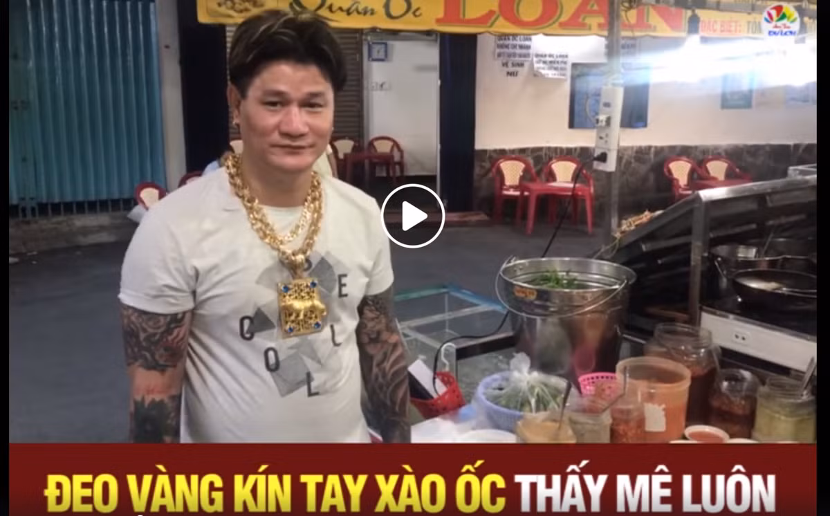 Anh Dũng - chủ quán ốc cho biết hai vợ chồng anh đeo nhiều vàng đứng bán ốc từ nhiều năm trước. Nhưng mãi tới thời gian này mới được nhiều người chú ý.