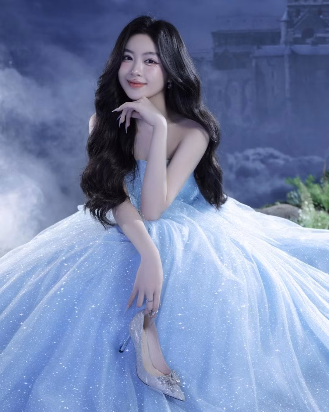 Chiều cao vượt trội cùng gương mặt thanh tú iúp Lọ Lem gây thiện cảm với mọi người. Loạt ảnh mới của Lọ Lem nhanh chóng nhận về hơn 43.000 lượt thích. Nhiều người kì vọng sau này cô sẽ dấn thân với các cuộc thi sắc đẹp trong nước và quốc tế.