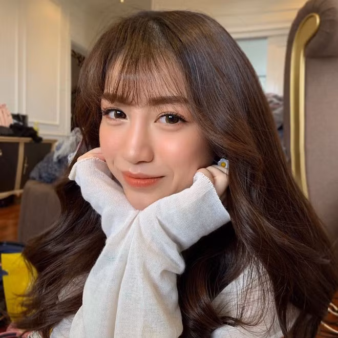 Bên cạnh dàn siêu xe và bộ sưu tập đồ hiệu đắt đỏ, Minh Anh còn khiến dân mạng chú ý bởi phong cách thời trang ấn tượng, thu hút. Đặc biệt là những kiểu tóc mà con gái Minh Nhựa từng làm.