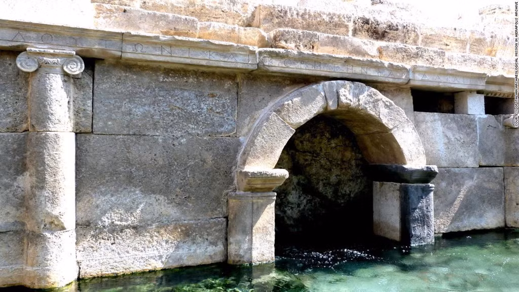 Cổng Ploutonion ở Hierapolis (Pamukkale, Thổ Nhĩ Kỳ): Đây là một trong những nơi thờ Pluto - thần của người chết. Khí gas hun nóng suối nước nổi tiếng Pamukkale bắt nguồn từ một hang động phía dưới khu vực này. Hố bốc hơi độc, nên người dân tin rằng đó là do thần Pluto tạo ra. Nơi này cũng được xem là vùng đất thiêng, cửa ngõ dẫn xuống địa ngục. Ảnh: CNN.