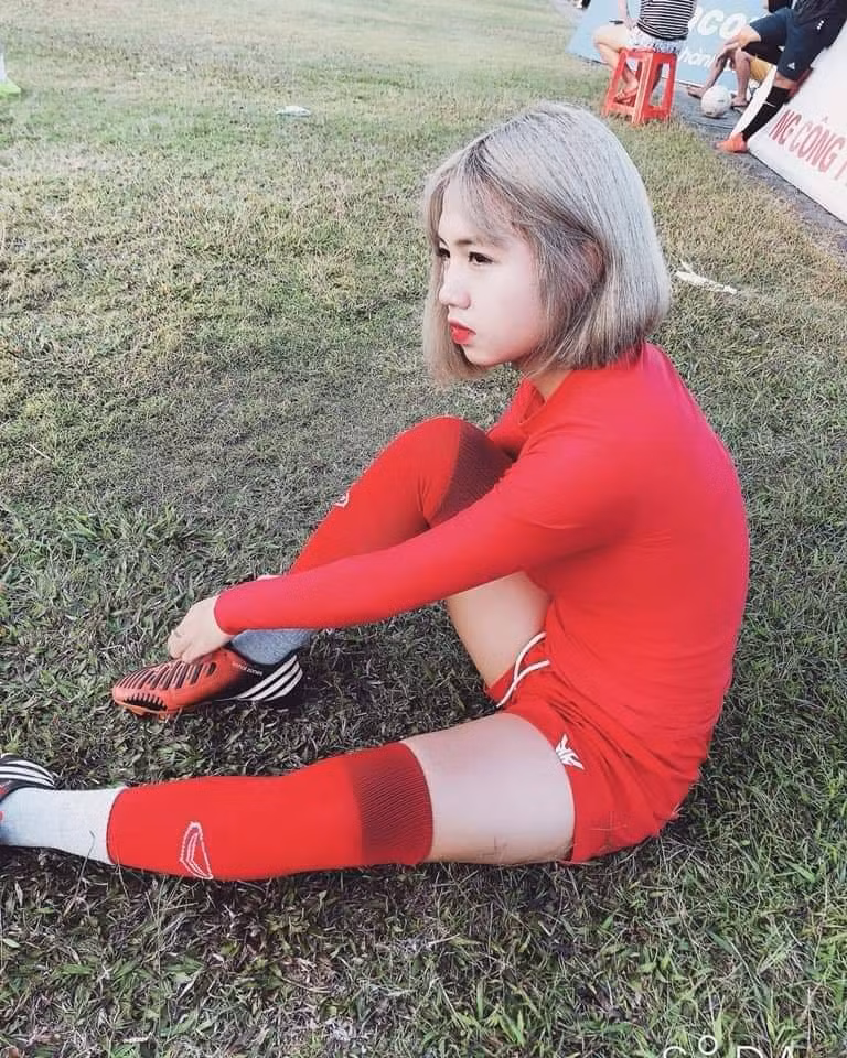 Trần Thị Duyên sở hữu nhan sắc xinh đẹp và nước da trắng hồng. Thời gian gần đây, cô cũng khiến người hâm mộ chú ý nhờ mái tóc màu bạch kim vô cùng nổi bật. Bên cạnh sự nghiệp sân cỏ thì Trần Thị Duyên còn kinh doanh đồ thể thao online.