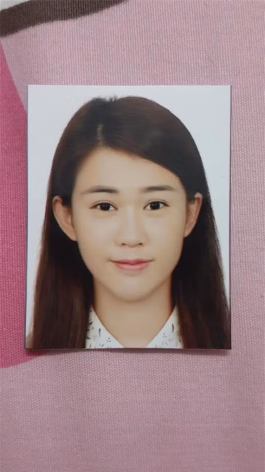 "Phở" Ngọc Thảo có một gương mặt V-line và nụ cười ngọt ngào khiến nhiều người mê mẩn. Trên tấm ảnh thẻ, những đường nét xinh đẹp ấy càng khiến cô nàng được yêu mến hơn bởi sự nhẹ nhàng, giản dị.