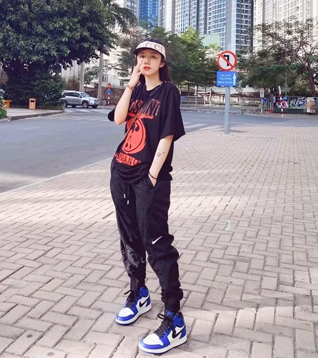 Phương Ly ''chất lừ'' với set đồ in đậm phong cách Hip Hop. Cô nàng kết hợp áo thun Moschino phom rộng với quần jogger, mang mũ Gucci và giày Nike khỏe khoắn đi dạo phố sau những ngày cách ly xã hội.