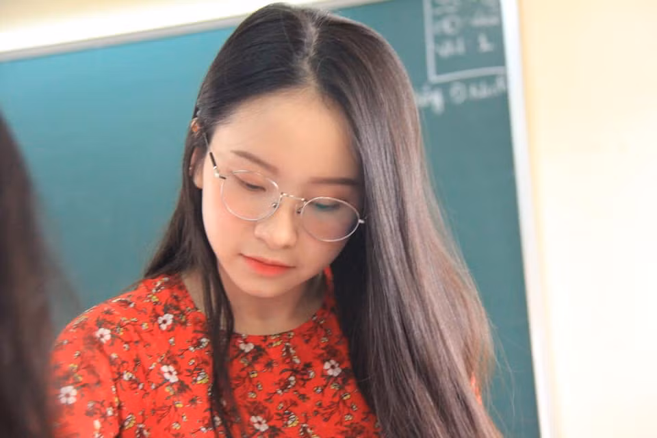 Sau thời gian ngắn truy tìm thông tin, cuối cùng cư dân mạng cũng đã tìm ra danh tính của cô giáo trẻ với gương mặt thiên thần.