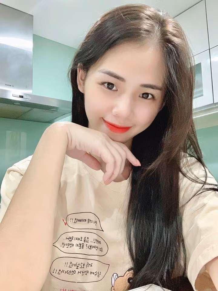 Được mệnh danh là "thánh nữ cover" với giọng hát truyền cảm, thậm chí hay hơn bản gốc khiến Hương Ly sở hữu một lượng người hâm mộ nhất định. Vừa xinh đẹp lại vừa hát hay, tưởng chừng con đường bước chân vào showbiz của cô nàng sẽ rất dễ dàng nhưng thời gian gần đây, cô thường xuyên vướng phải những rùm beng không đáng có.