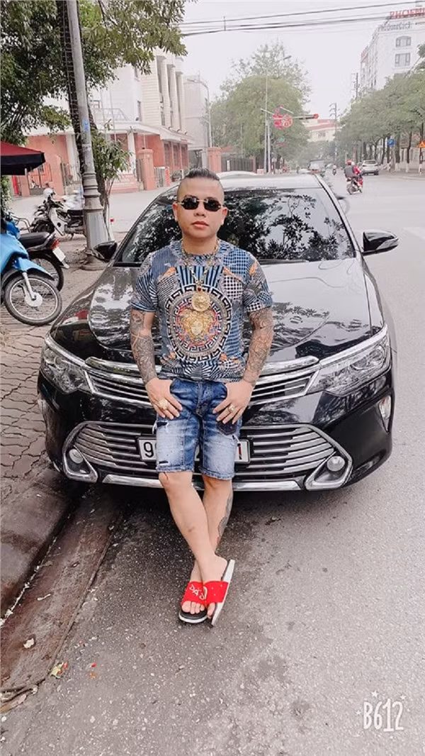 Dương Minh Tuyền từng được mệnh danh là "thánh chửi" vì thường xuyên livestream, đăng clip chửi bới trên mạng xã hội. Anh cũng qua lại khá thân thiết với cả Khá Bảnh và Huấn Hoa Hồng.