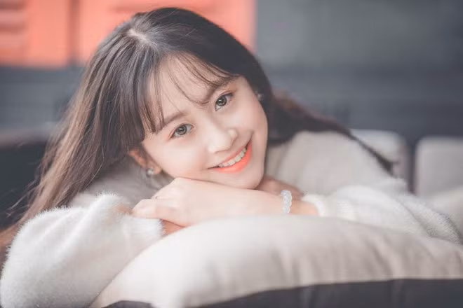 Sở hữu ngoại hình xinh đẹp cùng chiều cao ấn tượng là 1,72 m, Hoàng Anh nhận được nhiều sự quan tâm từ CĐ. Chưa hết, cô nàng còn đăng quang tại cuộc thi Hoa khôi sinh viên Hà Nội Imiss Thăng Long 2018.