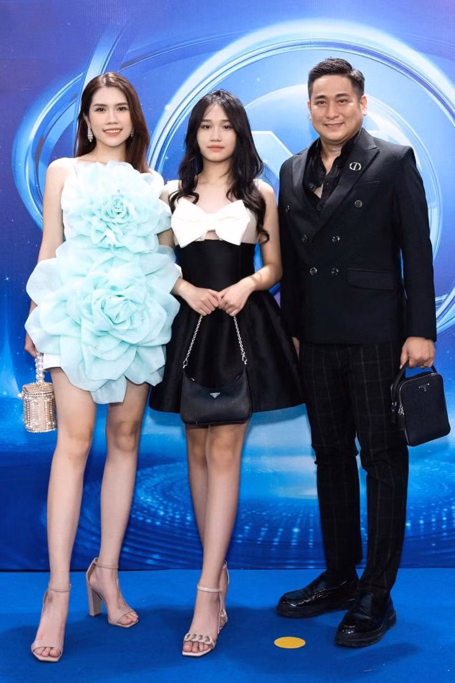 Trong những sự kiện gần đây được mời tham gia, Minh Tiệp thường dẫn theo con gái của mình. Hình ảnh nam diễn viên sánh đôi cùng bà xã và con gái khiến nhiều người phải ngợi khen là "gia đình nhan sắc".