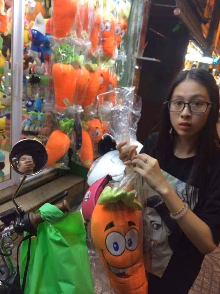 Cách đây 7 năm, tấm ảnh này cùng với câu chuyện tình yêu ngọt hơn đường đã khiến nhiều người phải "ăn cơm chó" trong một khoảng thời gian: "Đang chạy âu cơ để mua đồ thì vô tình nó thấy củ cà rốt bông và nó nói suốt dọc đường các kiểu "Anh ơi, cà rốt dễ thương quá", "mua cho em nha", Thế là lúc mua đồ cho tao xong, tao phải ghé vào tiệm bán thú bông và tao mua cho thoả mãn nó" - lời kể hóm hỉnh của chàng trai.