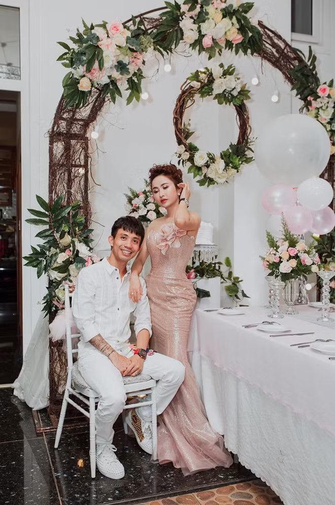CĐM đang "đào mộ" bức ảnh của đại gia Minh Nhựa và mỉa mai sở thích ghép ảnh của cả 2 vợ chồng. "Không tin nổi, đại gia tiền tỉ mà cũng phải đi ghép ảnh ư?", "Nồi nào úp vung nấy" là những bình luận của CĐM.