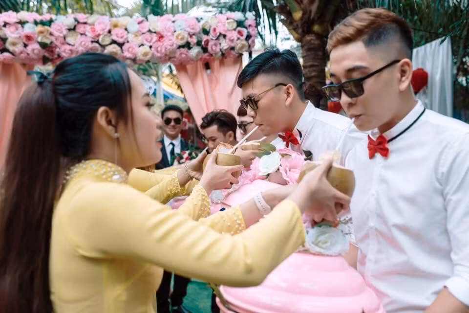 Hình ảnh dàn phù rể "căng bụng" trước ải thách thức chàng rể bằng dừa phụ bạn khiến nhiều cư dân mạng cười bể bụng. 