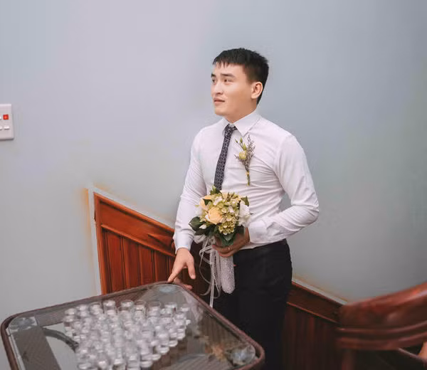 Trong khi màn thách rể tại Bến Tre được CĐM hết lòng khen ngợi, trường hợp thách rể bằng rượu trước đó tại Lạng Sơn bị nhiều người chỉ trích.