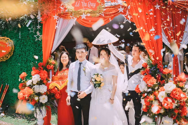 Được biết, đây là tục thách rượu ở Lạng Sơn, và chú rể chỉ cần nhấp môi cả 49 ly rượu.